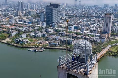 Các kỹ sư, kỹ thuật viên của Công ty cổ phần Cầu đường Đà Nẵng kiểm tra định kỳ hệ thống chiếu sáng trên đỉnh tháp trụ cầu Trần Thị Lý.