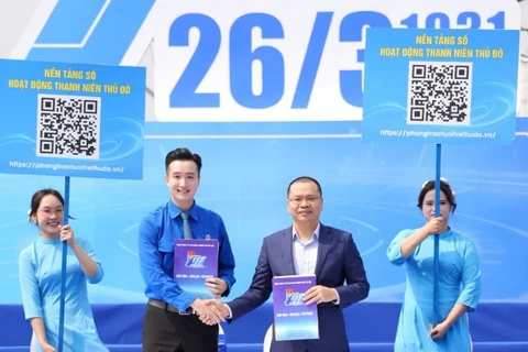 Đại diện Đoàn Thanh niên thành phố Hà Nội và các đơn vị liên quan trao biên bản phối hợp ra mắt nền tảng số quản lý phong trào thanh niên. 