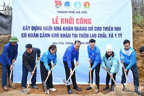 Đại diện đoàn công tác của tuổi trẻ Thủ đô cùng các cơ quan, đoàn thể địa phương khởi công xây dựng căn nhà "Khăn quàng đỏ" tặng gia đình em Ly Xá Cà.