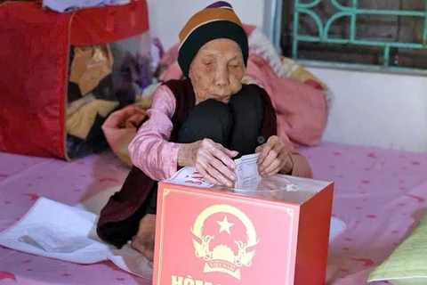 Cụ Nguyễn Thị Tính tự tay bỏ phiếu vào thùng phiếu di động tại nhà riêng.