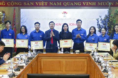 Thường trực Đoàn Thanh niên Mặt trận Tổ quốc, các đoàn thể Trung ương trao Bằng khen tặng các tập thể, cá nhân xuất sắc.