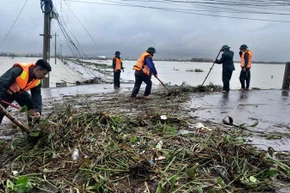 Ra quân dọn dẹp rác sau lũ ở Gia Lai. (Ảnh BÌNH-TÙNG)