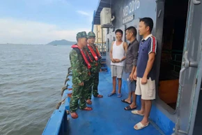 Bộ đội biên phòng Quảng Ninh phối hợp với chính quyền địa phương tuyên truyền, hỗ trợ ngư dân đưa tàu thuyền về nơi tránh trú bão an toàn.