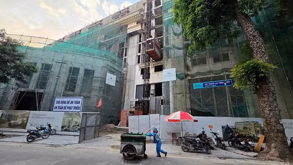 Công trình này thi công kéo dài, mỗi khi có gió, bụi bay mù mịt ở đường Đặng Thái Thân.