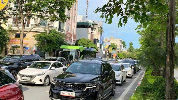 Lượng phương tiện quá lớn khiến cho đường Cổ Linh luôn trong tình trạng quá tải. (Ảnh: QUỐC TOẢN)