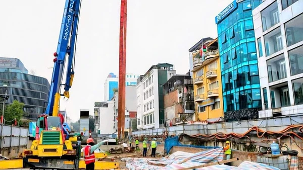 Thi công tại ga S10 Cát Linh thuộc dự án Metro Nhổn-Ga Hà Nội. (Ảnh: TRUNG NGUYÊN)