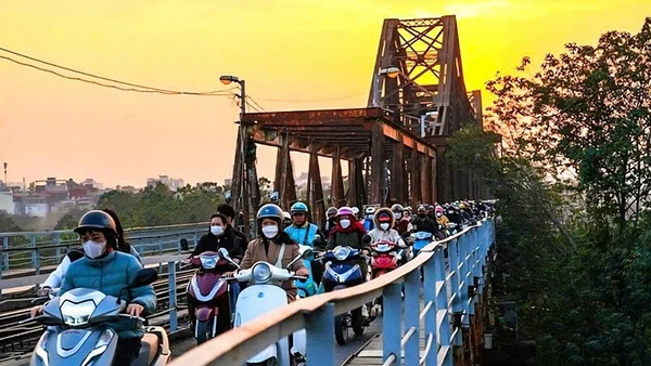 Hà Nội cấm phương tiện lưu thông trên cầu Long Biên trong 60 ngày để sửa chữa đột xuất. (Ảnh TUẤN LƯƠNG)