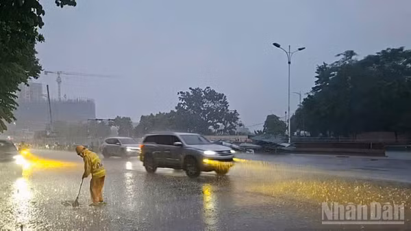 Công nhân xử lý thoát nước đường Đàm Quang Trung.
