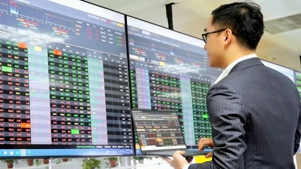 Nhà đầu tư chờ đợi xu hướng mới của thị trường chứng khoán Việt Nam.