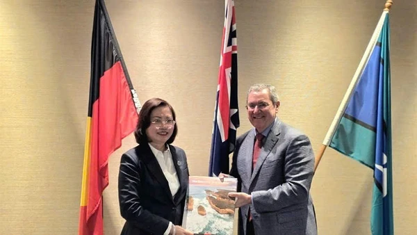 Bà Vũ Thị Chân Phương và ông Joseph Longo, Chủ tịch Ủy ban Chứng khoán và Đầu tư Australia. 