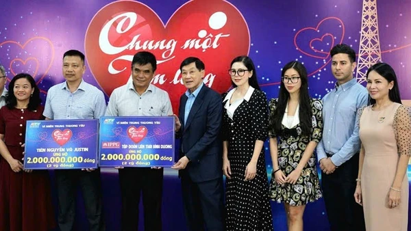 Gia đình ông Johnathan Hạnh Nguyễn quyên góp 4 tỷ đồng vào quỹ Chung một tấm lòng để hỗ trợ bà con vùng lũ khắc phục hậu quả và ổn định cuộc sống.