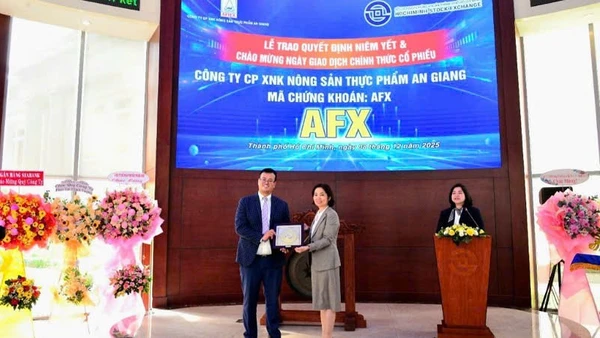 Trao quyết định niêm yết và đưa vào giao dịch chính thức 35 triệu cổ phiếu AFX của Công ty cổ phần Xuất nhập khẩu Nông sản Thực phẩm An Giang.