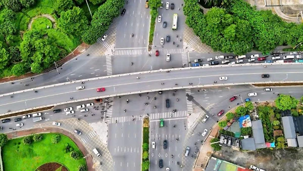 Trong giai đoạn thí điểm, ô-tô bị cấm quay đầu tại ngã ba chân cầu vượt Cổ Linh giao với ngõ 64 Cổ Linh theo hướng Cổ Linh-cầu Chương Dương. (Ảnh: LÊ KHÁNH)