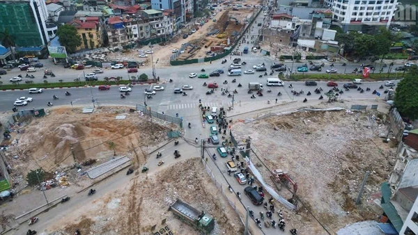 Nút giao Vành đai 1-đường Nguyễn Chí Thanh. (Ảnh THÙY LINH)