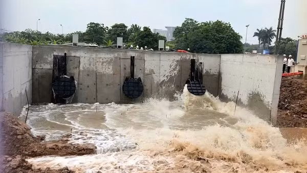 Vận hành thử trạm bơm Cầu Ngà 1.
