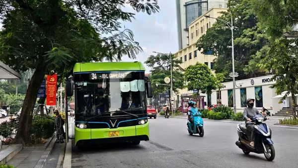 Từ ngày 23/4, Hà Nội đưa thêm 11 xe buýt điện vào hoạt động trên tuyến buýt số 90.
