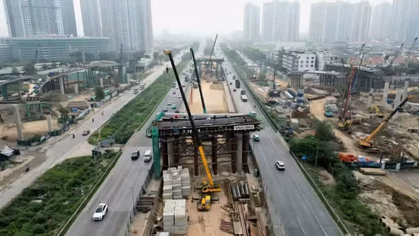  Đại lộ Thăng Long hiện là trục giao thông huyết mạch kết nối trung tâm Hà Nội với khu vực phía tây và các đô thị vệ tinh như Hòa Lạc, Hoài Đức. (Ảnh: THÙY LINH)