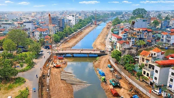 Công trường cải tạo tuyến hạ lưu sông Kim Ngưu nối sông Tô Lịch với Trạm bơm Yên Sở. (Ảnh ĐỖ TÂM)