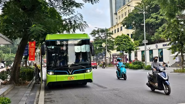 Phát triển xe buýt điện và phương tiện sử dụng năng lượng sạch được xem là một trong những giải pháp căn cơ nhằm giảm lượng khí thải từ hoạt động giao thông.