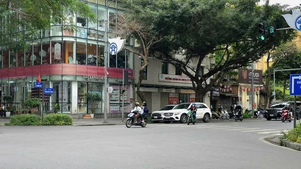 Tại một số nút giao quan trọng như Phan Chu Trinh-Trần Hưng Đạo, Phan Chu Trinh-Lý Thường Kiệt, Phan Chu Trinh-Hai Bà Trưng, hệ thống đèn tín hiệu giao thông sẽ tạm dừng hoạt động và các phương tiện được tổ chức rẽ phải liên tục.