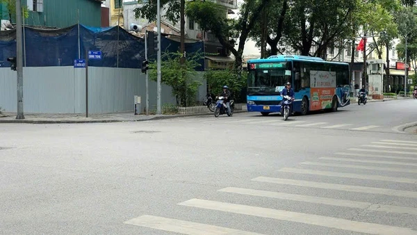 Trên phố Quang Trung, rào chắn cố định sẽ được bố trí theo từng đoạn dài từ 30m đến 50m ở khu vực giữa tim đường...