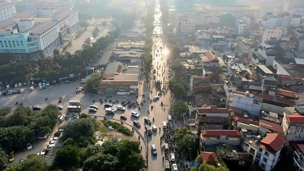 Sau khi cấm các phương tiện có tải trọng lớn hơn 10T vào giờ cao điểm đã giảm thiểu ùn tắc giao thông tại các nút giao cầu Tó, nút Phúc La-Văn Phú-đường 70. (Ảnh: TRUNG NGUYỄN)