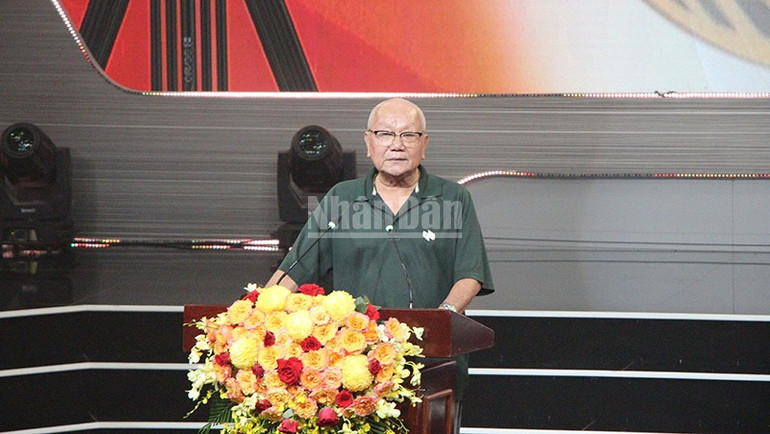 Đạo diễn bộ phim "Hậu Giang thương nhớ" Hồ Ngọc Xum phát biểu tại buổi lễ. ndo_c_2.jpg