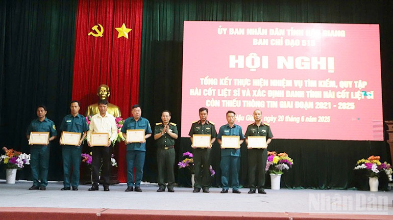 Tặng giấy khen của Bộ Chỉ huy quân sự tỉnh Hậu Giang cho các cá nhân. ndo_br_9.jpg