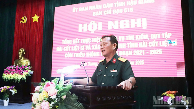 Đại tá Võ Văn Phương, Chính ủy Bộ Chỉ huy Quân sự tỉnh Hậu Giang phát biểu tại Hội nghị tổng kết. ndo_br_10.jpg