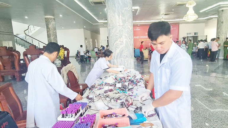 Tiếp nhận nhiều đơn vị máu sau Ngày hội hiến máu. ndo_c_7.jpg