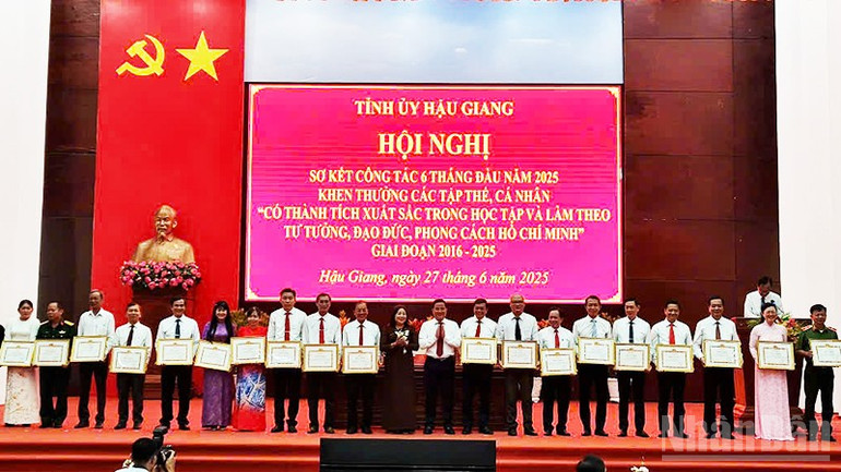 Tặng Bằng khen cho các cá nhân. ndo_br_17.jpg