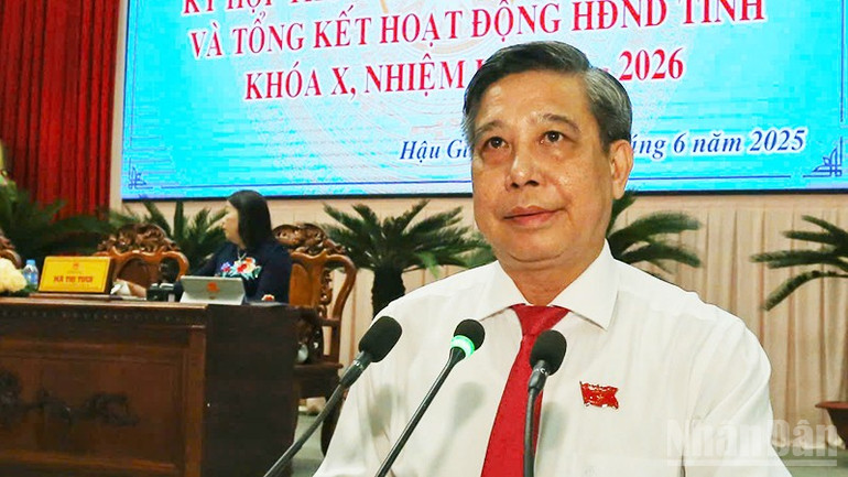 Bí thư Tỉnh ủy, Chủ tịch Hội đồng nhân dân tỉnh Hậu Giang, Đồng Văn Thanh phát biểu tại kỳ họp. ndo_br_11.jpg