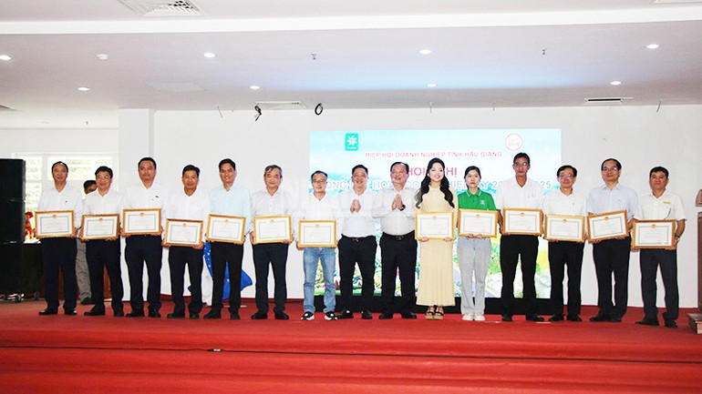 Tặng Bằng khen cho các tập thể đóng góp tích cực trong công tác an sinh xã hội, góp phần phát triển kinh tế địa phương giai đoạn 2020-2025. ndo_c_3.jpg