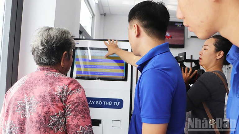 Đội hình bình dân học vụ số hỗ trợ người dân tại Trung tâm phục vụ hành chính công xã Hỏa Lựu. ndo_br_9.jpg