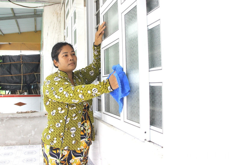 Bà Thị Hường, ngụ ấp 5, xã Xà Phiên bên căn nhà mới xây. ndo_br_a.jpg