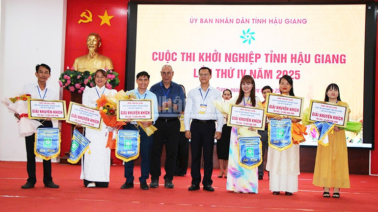 Ban Tổ chức trao Giải Khuyến khích cho các tác giả. ndo_c_2.jpg