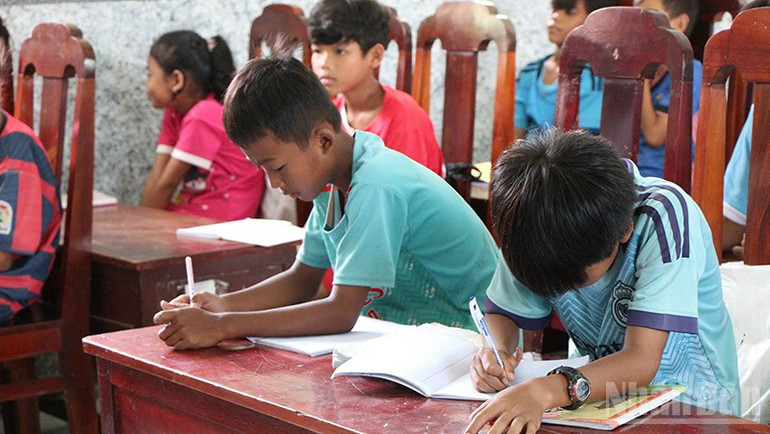 Các em đang thực hành luyện chữ viết tại Chùa PôthiVongsa ở ấp 4, xã Xà Phiên. ndo_br_3.jpg