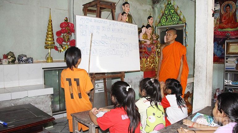 Lớp học chữ Khmer tại chùa Pôthyrăngsây, phường Vị Tân, thành phố Cần Thơ. ndo_br_2.jpg