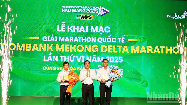 Phó Bí thư Thành ủy Cần Thơ, Trần Văn Huyến tặng hoa và kỷ niệm chương cho nhà tài trợ thương hiệu và nhà tài trợ kim cương. ndo_br_4.jpg