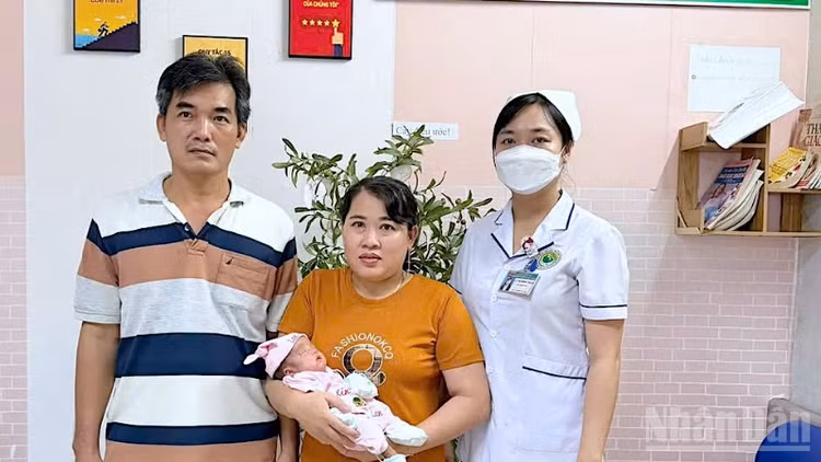 Gia đình sản phụ có bé gái sinh cực non được cứu sống thành công tại Cà Mau trước ngày xuất viện.