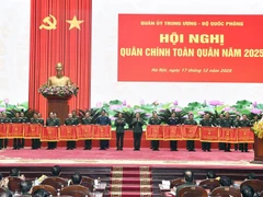 Lãnh đạo Bộ Quốc phòng trao Cờ thi đua tặng các đơn vị.