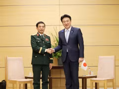 Đại tướng Phan Văn Giang, Ủy viên Bộ Chính trị, Phó Bí thư Quân ủy Trung ương, Phó Thủ tướng Chính phủ, Bộ trưởng Quốc phòng và Ngài Kihara Minoru, Chánh Văn phòng Nội các Nhật Bản tại cuộc hội kiến.