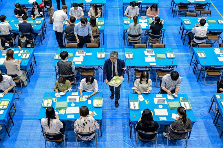 Kiểm phiếu bầu cử ở cấp địa phương tại Nhật Bản. (Ảnh Richard A. Brooks/Agence France-Presse) z6830881521617-4fef0763561c6c2e728a8936866f784b.jpg
