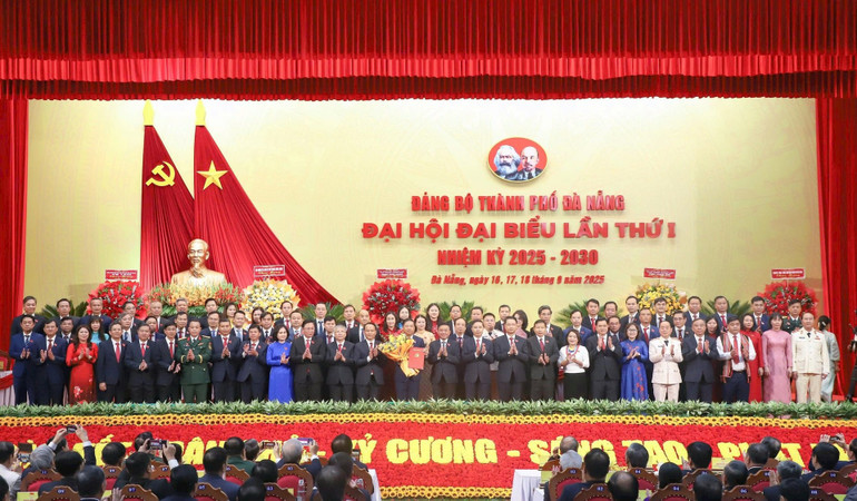 Ban Chấp hành Đảng bộ thành phố Đà Nẵng khóa mới nhận Quyết định của Bộ Chính trị và ra mắt Đại hội. (Ảnh ANH ĐÀO) trao-qd.jpg