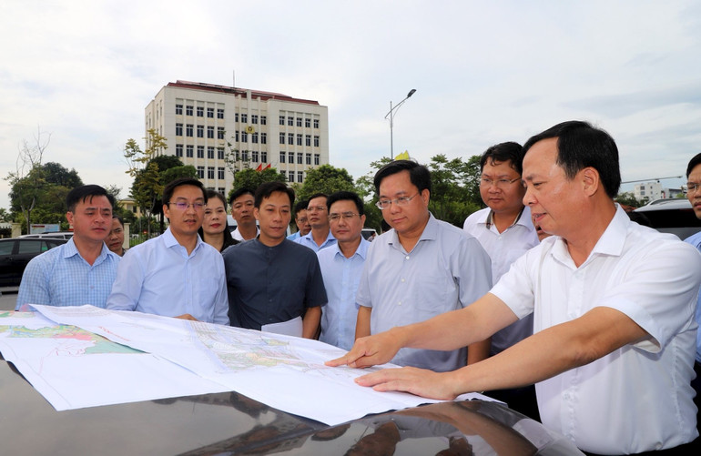 Chủ tịch Ủy ban nhân dân tỉnh Phú Thọ Trần Duy Đông (thứ ba từ phải sang) kiểm tra một số dự án đô thị trên địa bàn tỉnh. (Ảnh NGỌC LONG) z7028631916012-742125ef14989df67e334dd5c40a1337.jpg
