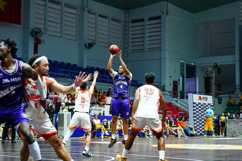 Max Allen đem về tới bốn quả ba điểm cho Nha Trang Dolphins. Ảnh: VBA 4-max-allen-tan-dung-khoang-trong-o-ngoai-vong-cung-de-dem-ve-4-qua-3-diem-chi-mang-cho-nha-trang-dolphins.jpg