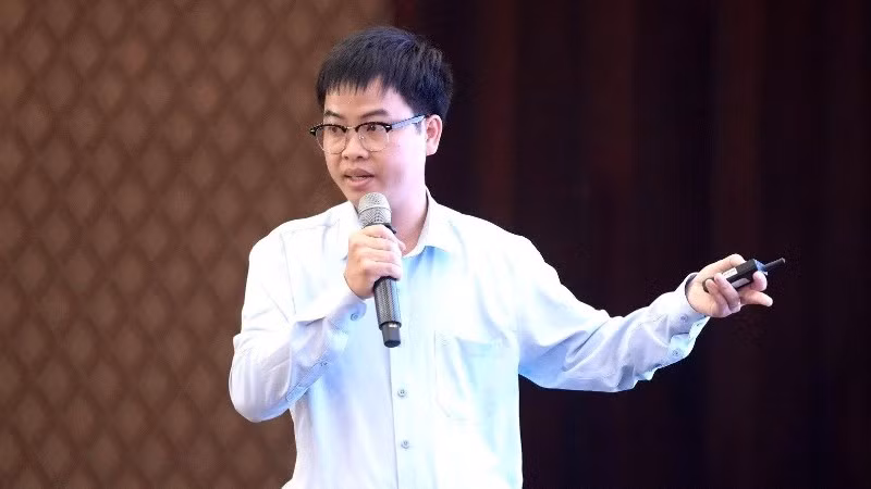 tien-si-pham-huy-hieu-trong-mot-hoi-thao-anh-nvcc-5944.jpg
