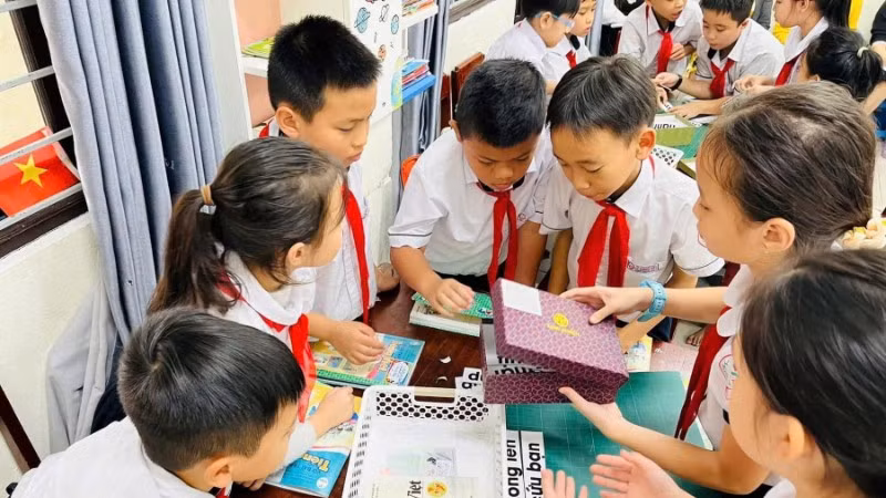 Tiết học Luyện từ và câu bài “Mở rộng vốn từ: Dũng cảm” thông qua hoạt động Khám phá “Chiếc hộp bí mật” của học sinh lớp 4 Trường tiểu học Lý Thường Kiệt, thành phố Huế.