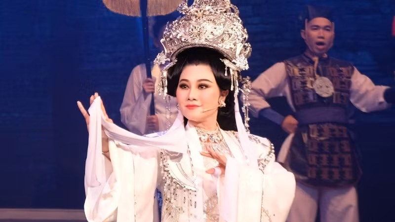 Nghệ sĩ Nhân dân Quế Trân, vai Linh Nhân Hoàng thái hậu trong vở Câu thơ yên ngựa.