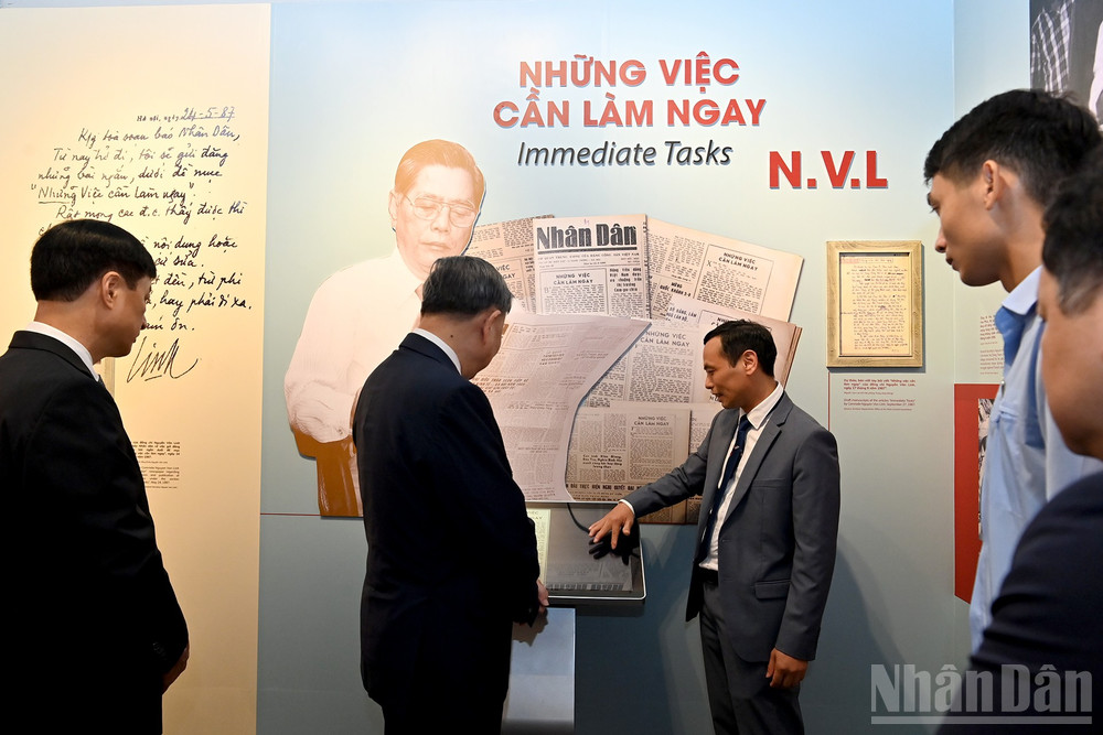Tổng Bí thư Tô Lâm và các đại biểu tham quan triển lãm. ndo_br_a13-bnd-0884.jpg